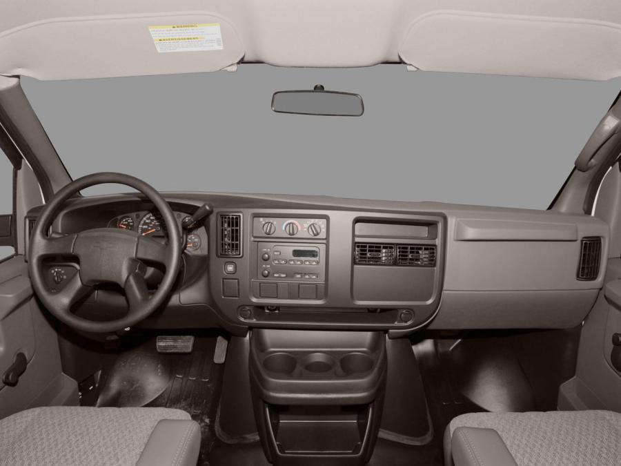  Chevrolet Express Cargo Van 2002 года  (фото 8 из 16)